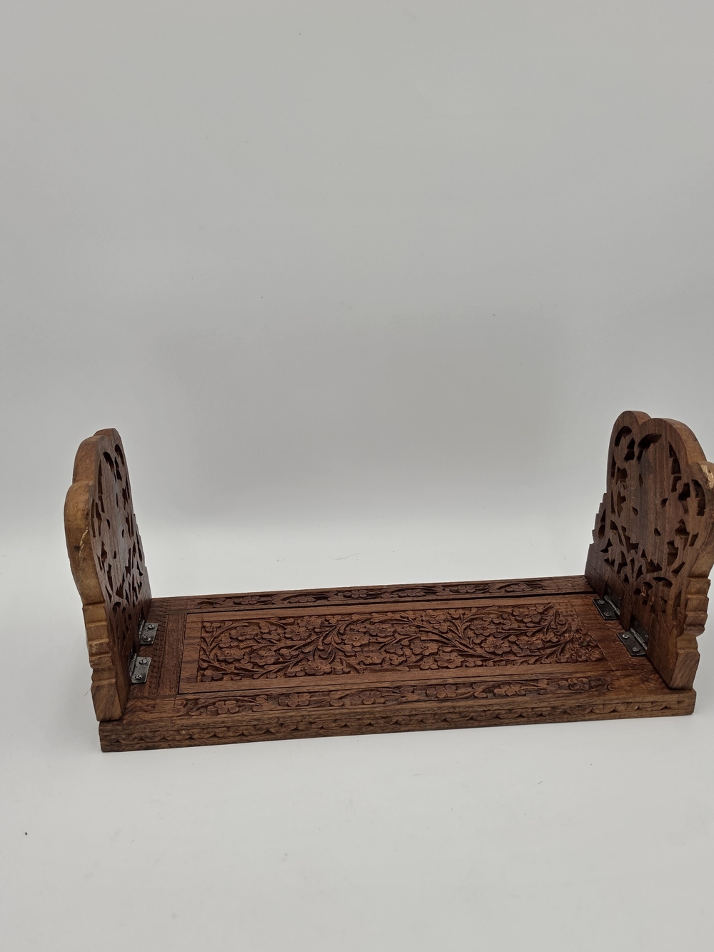 📚 Vintage Hand‑Carved Expandable Book Rack